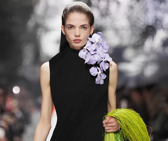 Jonathan Anderson يفتتح أول مجموعة كوتور لـ Dior في PFW SS26