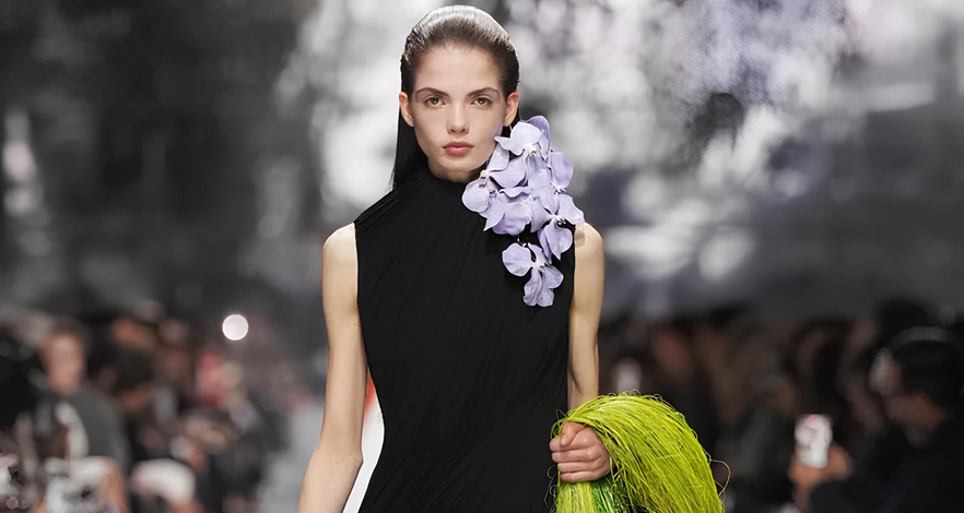 Jonathan Anderson يفتتح أول مجموعة كوتور لـ Dior في PFW SS26