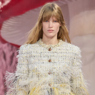 Jonathan Anderson يفتتح أول مجموعة كوتور لـ Dior في PFW SS26