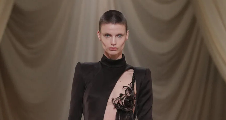 محمد آشي يكشف عن مجموعة The Beginnings للأزياء الراقية ربيع/صيف 2026