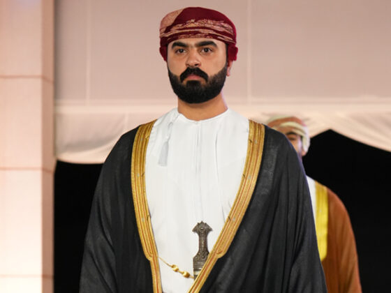 المصمم محمد الحارثي يبرز الهوية العُمانية برؤية حديثة