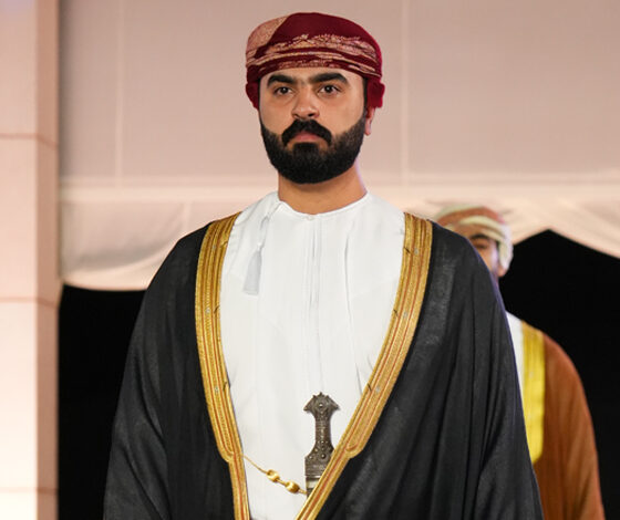 المصمم محمد الحارثي يبرز الهوية العُمانية برؤية حديثة