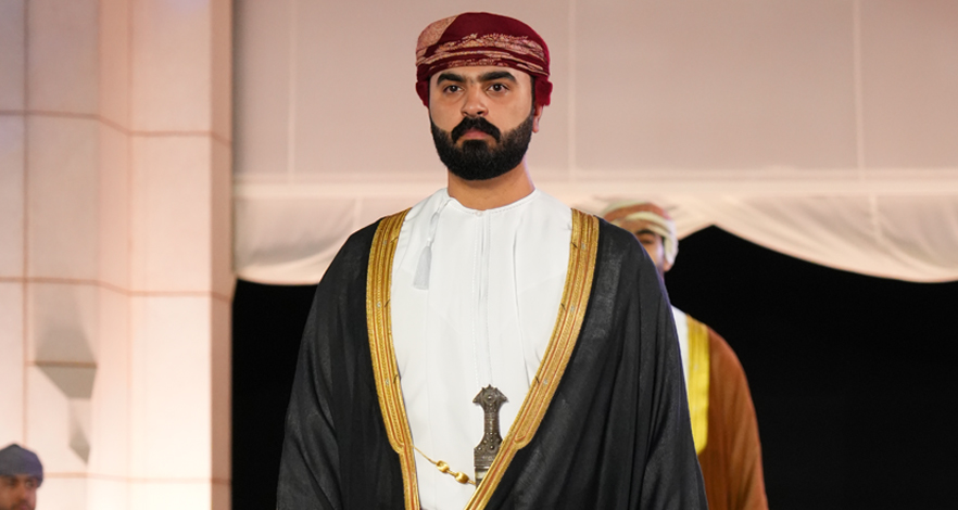 المصمم محمد الحارثي يبرز الهوية العُمانية برؤية حديثة
