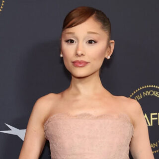 النجمات يعتمدْن الألوان الدافئة لشعر خريف وشتاء 2026