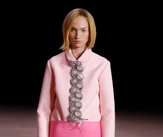 Marc Jacobs يفتتح NYFW 2026 برحلة عاطفية وفنية