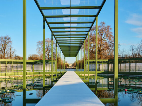 من ميلانو إلى باريس: ديكور منصات الأزياء يتحول إلى لوحات فنية