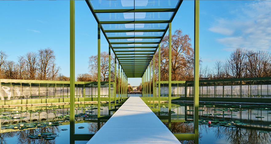 من ميلانو إلى باريس: ديكور منصات الأزياء يتحول إلى لوحات فنية