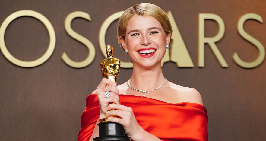 أبرز إطلالات النجوم في السجادة الحمراء للأوسكار 2026