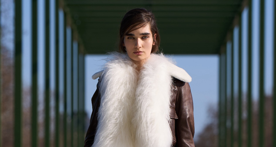 اليوم الثاني من Paris Fashion Week: تباين بين الرومانسية والتمرد