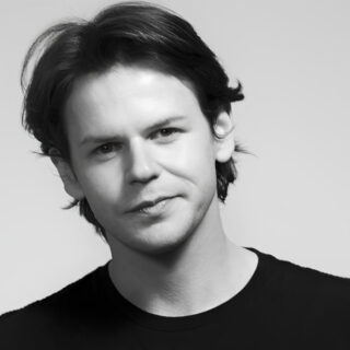 Drop Waist: عودة أنيقة لقصّة أيقونية