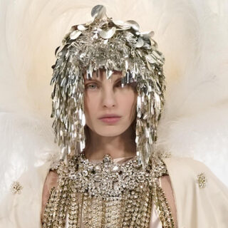 بين الرومانسية والجرأة.. ملامح اليوم الرابع من أسبوع الموضة في باريس