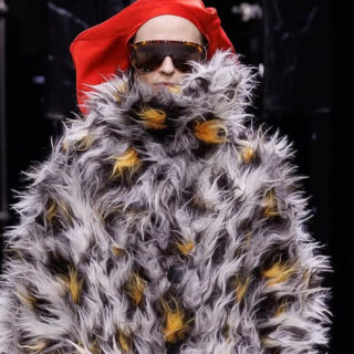 من ميلانو إلى باريس: ديكور منصات الأزياء يتحول إلى لوحات فنية