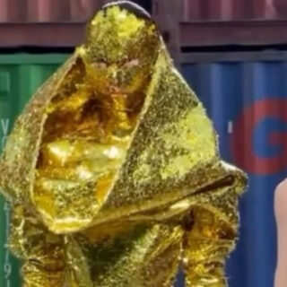 Florence Pugh بإطلالة أرشيفية من إيلي صعب