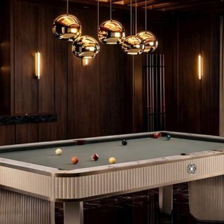 Swarovski تصمم فستانًا بـ100 ألف كريستالة لـ RAYE