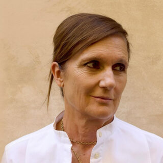 إطلالة مرِحة لـ Rose Byrne بتصميم Valentino