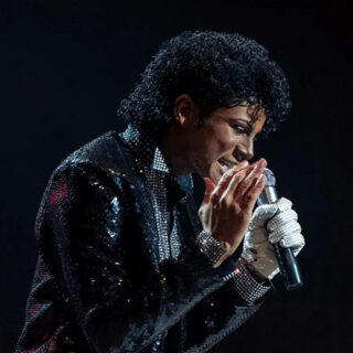 إطلالة مرِحة لـ Rose Byrne بتصميم Valentino