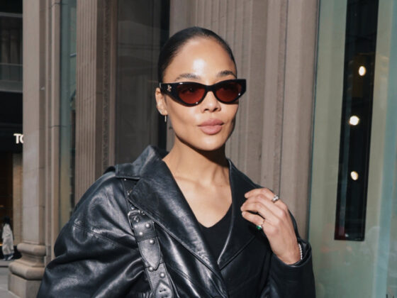 Tessa Thompson بإطلالة أنيقة بحقيبة Valentino