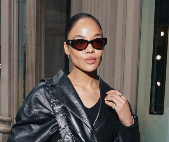 Tessa Thompson بإطلالة أنيقة بحقيبة Valentino