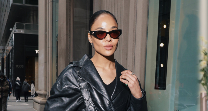 Tessa Thompson بإطلالة أنيقة بحقيبة Valentino