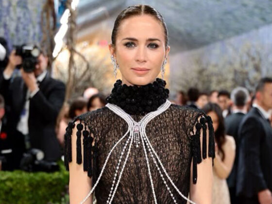 Emily Blunt تتألق بتصميم محمد آشي في Met Gala 2026