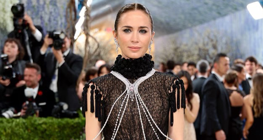 Emily Blunt تتألق بتصميم محمد آشي في Met Gala 2026