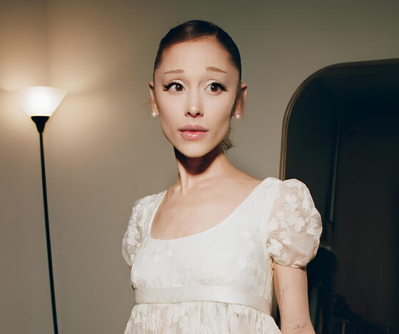 Ariana Grande بإطلالات Givenchy في افتتاح جولتها
