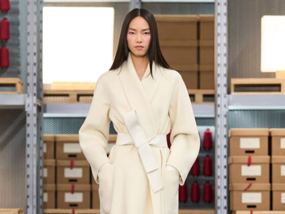 Max Mara تكشف Resort 2027 احتفالاً بمرور 75 عاماً