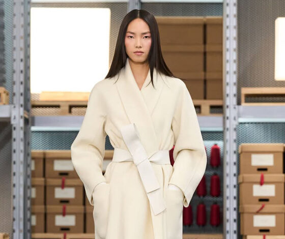 Max Mara تكشف Resort 2027 احتفالاً بمرور 75 عاماً