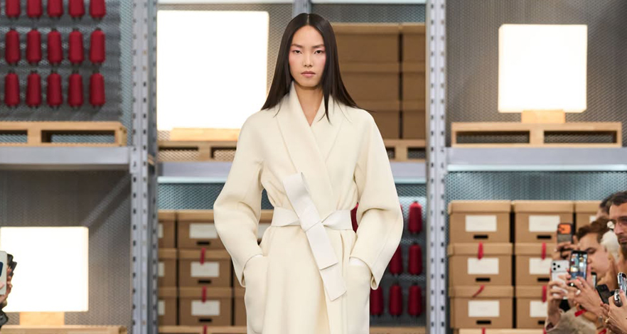 Max Mara تكشف Resort 2027 احتفالاً بمرور 75 عاماً