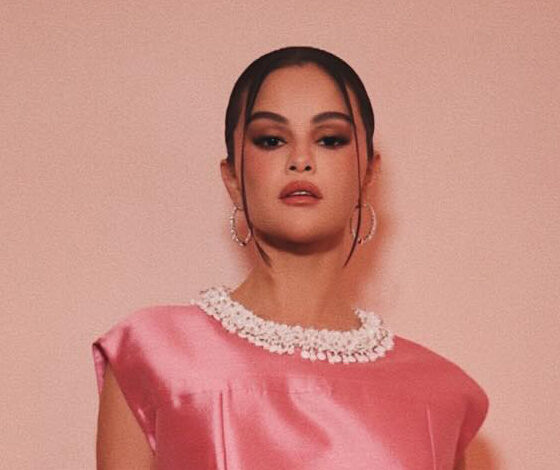 Selena Gomez تعتمد لون شعر جديد بإطلالة مختلفة