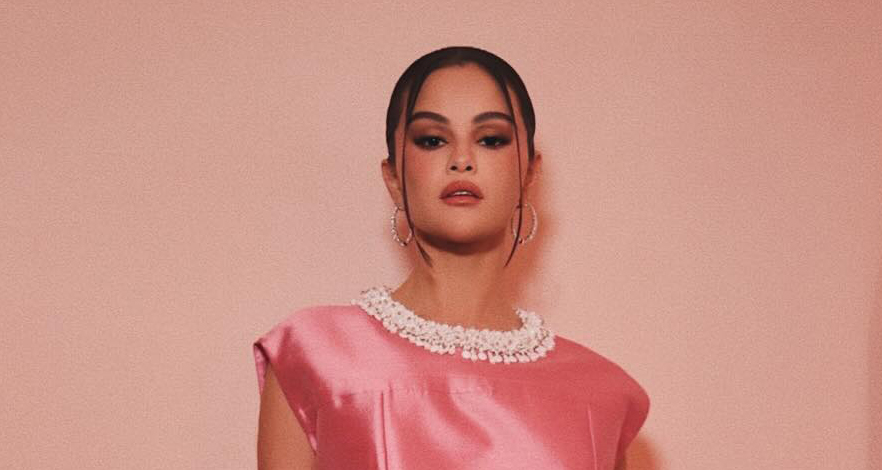 Selena Gomez تعتمد لون شعر جديد بإطلالة مختلفة
