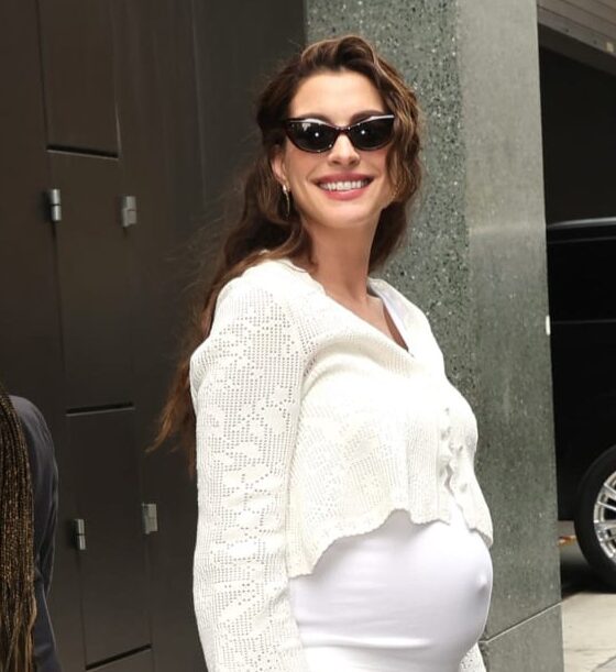 Anne Hathaway تختار أحدث حقائب فالنتينو