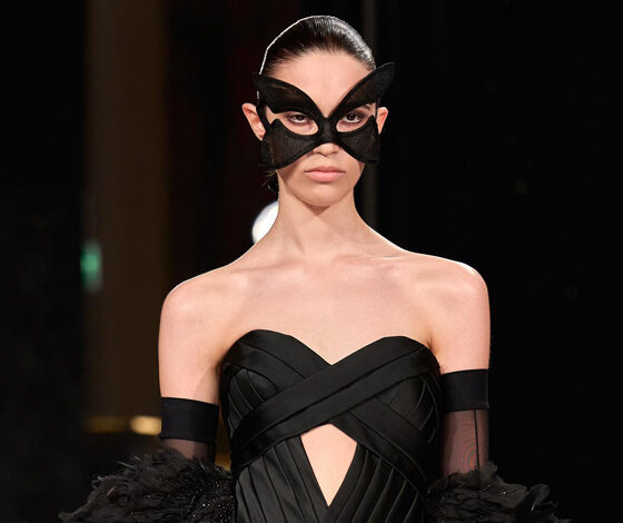 Elie Saab ينسج ترفًا غامضًا في كوتور 2026-2027