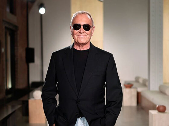في عيد ميلاده الـ67.. Michael Kors ومسيرة من الأناقة