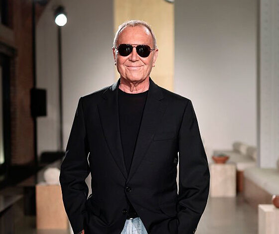 في عيد ميلاده الـ67.. Michael Kors ومسيرة من الأناقة
