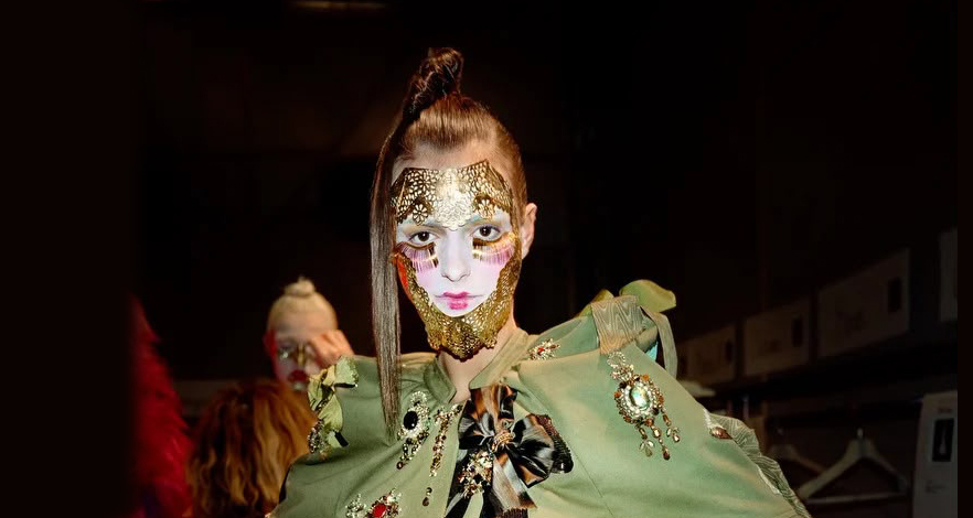 The Met يحتفي بمسيرة John Galliano
