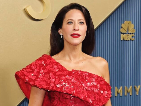 Jackie Tohn بفستان من Georges Chakra في Emmy Awards