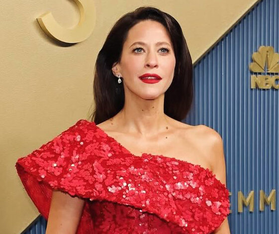Jackie Tohn بفستان من Georges Chakra في Emmy Awards
