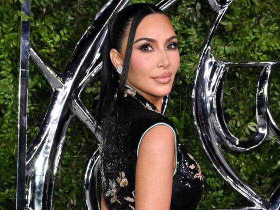 Kim Kardashian تعيد فستان Céline Dion إلى السجادة الحمراء بعد 22 عامًا