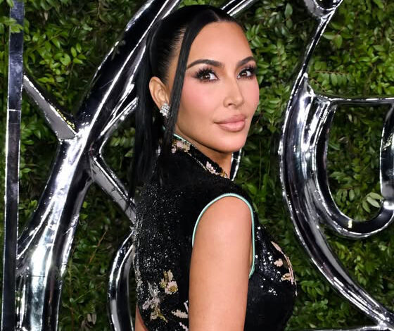 Kim Kardashian تعيد فستان Céline Dion إلى السجادة الحمراء بعد 22 عامًا