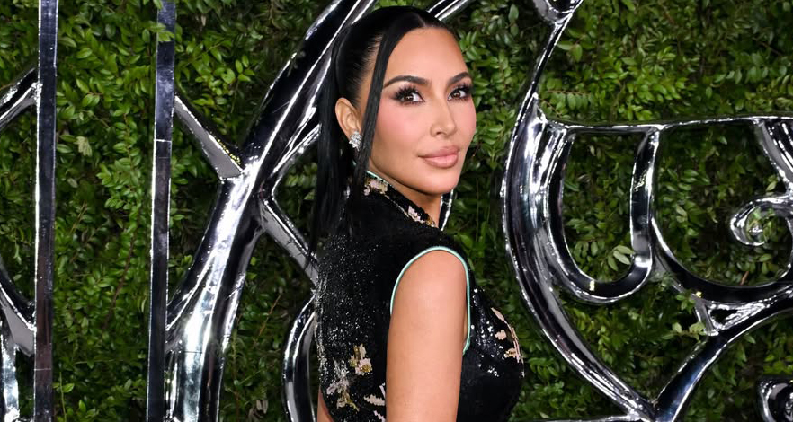 Kim Kardashian تعيد فستان Céline Dion إلى السجادة الحمراء بعد 22 عامًا