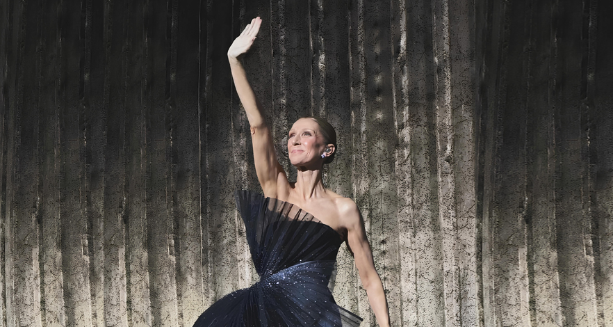 Celine Dion بإطلالة نحتية من Dior في حفلها بباريس