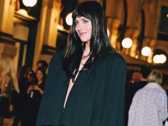 Dakota Johnson بإطلالة من فالنتينو في ميلانو