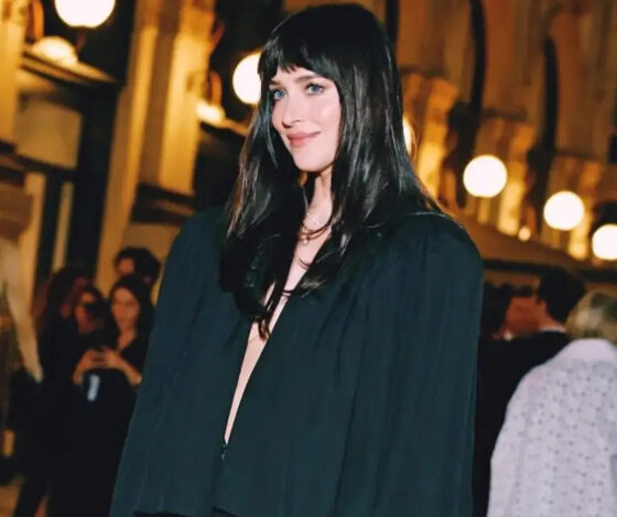Dakota Johnson بإطلالة من فالنتينو في ميلانو