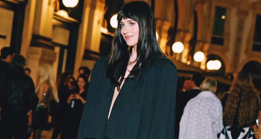 Dakota Johnson بإطلالة من فالنتينو في ميلانو