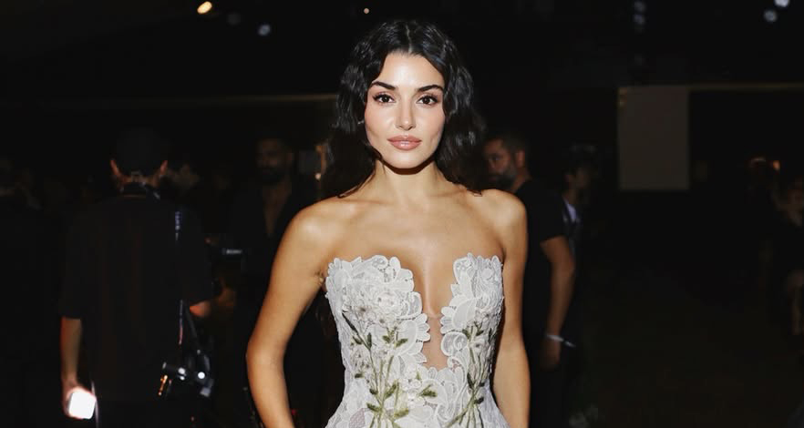 Hande Erçel… أناقة باريسية بتوقيع Elie Saab