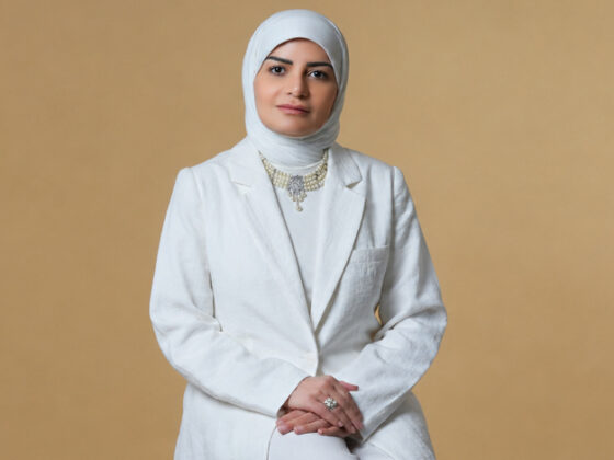 منى البلوشي تحمل إرث الكويت إلى أسبوع الموضة في باريس بمجموعة «الدانة»