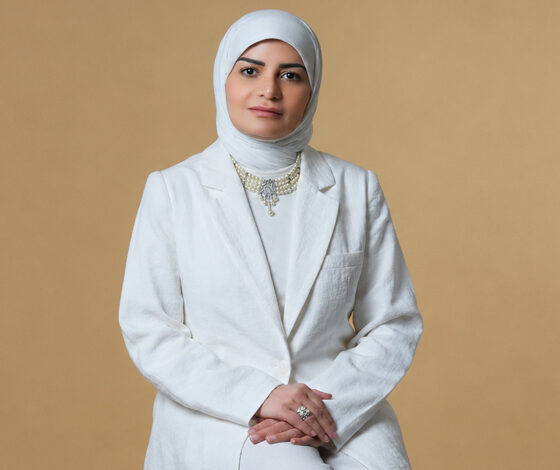 منى البلوشي تحمل إرث الكويت إلى أسبوع الموضة في باريس بمجموعة «الدانة»
