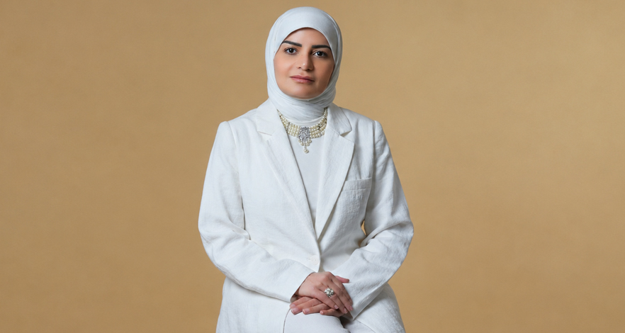 منى البلوشي تحمل إرث الكويت إلى أسبوع الموضة في باريس بمجموعة «الدانة»