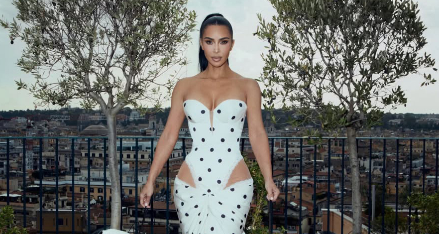 KIM KARDASHIAN  بفستان عروس بنقشة البولكا دوت